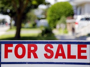 Un panneau répertorie une maison de Belleville à vendre en Ontario.