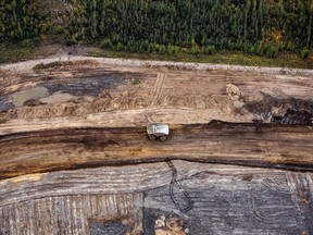 Un camion lourd traverse la mine Muskeg River d'Albian Sands Energy Inc. sur cette photographie aérienne prise au-dessus des sables bitumineux d'Athabasca près de Fort McMurray.