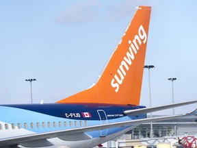 Un avion de Sunwing Airlines stationné à l'aéroport international Montréal-Trudeau.