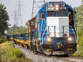 Un train de marchandises du CN se dirige vers le sud sur la ligne qui relie approximativement London à St. Thomas, en Ontario.