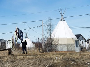 Une femme autochtone range la lessive dans la réserve des Premières Nations du nord de l'Ontario à Attawapiskat, en Ontario.