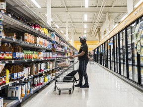 Les gens magasinent dans une épicerie à Moncton, NB