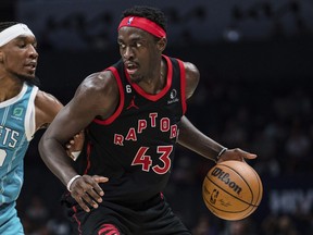 Xavier Sneed de Charlotte Hornets (à gauche) garde Pascal Siakam des Raptors.  Siakam pourrait être sur le bloc commercial cet été.