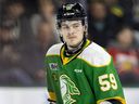 Oliver Bonk des London Knights patine pendant un match.