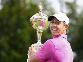 Rory McIlroy réagit avec le trophée après avoir remporté l'Omnium canadien au St. George's Golf and Country Club à Toronto le dimanche 12 juin 2022.