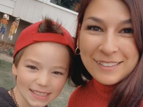 Carolann Robillard, 35 ans, et son enfant Sara Miller, 11 ans, qui avait commencé à utiliser le prénom Jayden, posent sur cette photo non datée.  Tous deux ont été tués lors d'une attaque au hasard le 5 mai devant une école d'Edmonton.