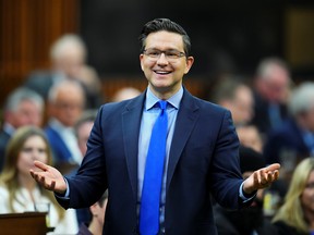 Le chef conservateur Pierre Poilievre se lève pendant la période des questions le 21 juin 2023.