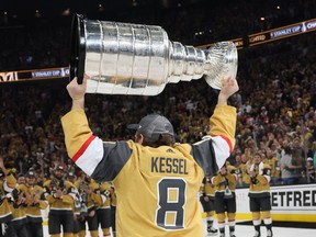 Phil Kessel des Vegas Golden Knights patine avec la coupe Stanley.