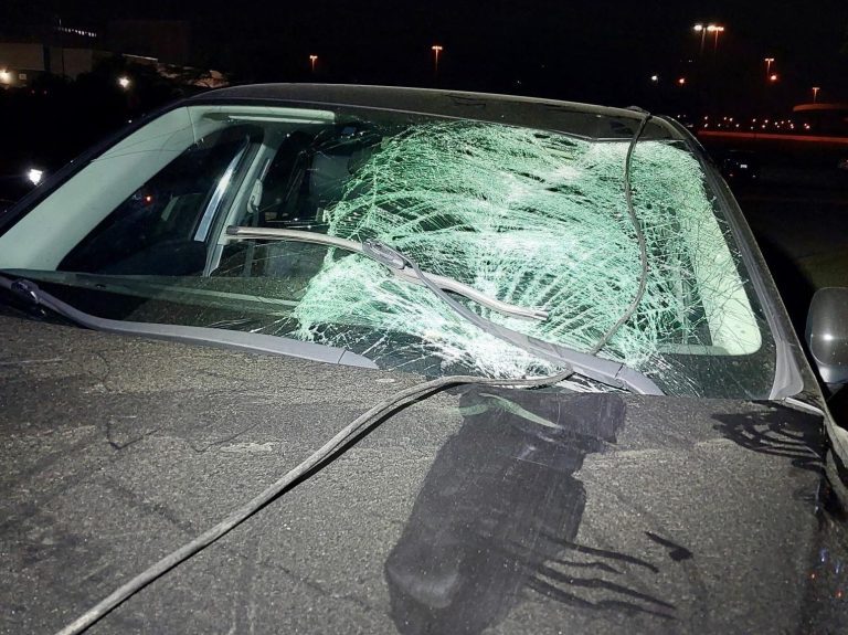 Pneu volant sur l’autoroute.  Le 401 envoie deux personnes à l’hôpital de Toronto, le conducteur est accusé