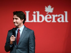 Le premier ministre Justin Trudeau lors d'un événement pour les partisans libéraux en 2022. Les anciens électeurs libéraux semblent rechercher d'autres partis au milieu du coût de la vie plus élevé, selon un sondage.