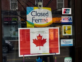 Un signe fermé sur la vitrine d'un magasin à Ottawa