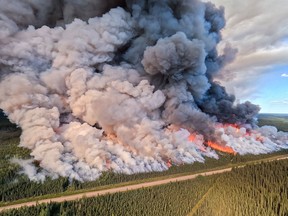 Le feu de forêt de Donnie Creek brûle dans une zone située entre Fort Nelson et Fort St. John, en Colombie-Britannique. D'une superficie de 5 500 kilomètres carrés, l'incendie est presque aussi grand que l'Île-du-Prince-Édouard.