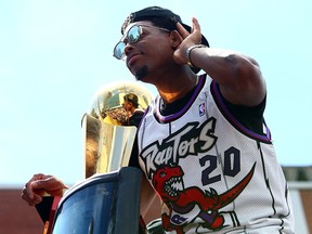 Kyle Lowry des Raptors de Toronto détient le trophée du championnat lors du défilé de la victoire de l'équipe le 17 juin 2019 à Toronto.