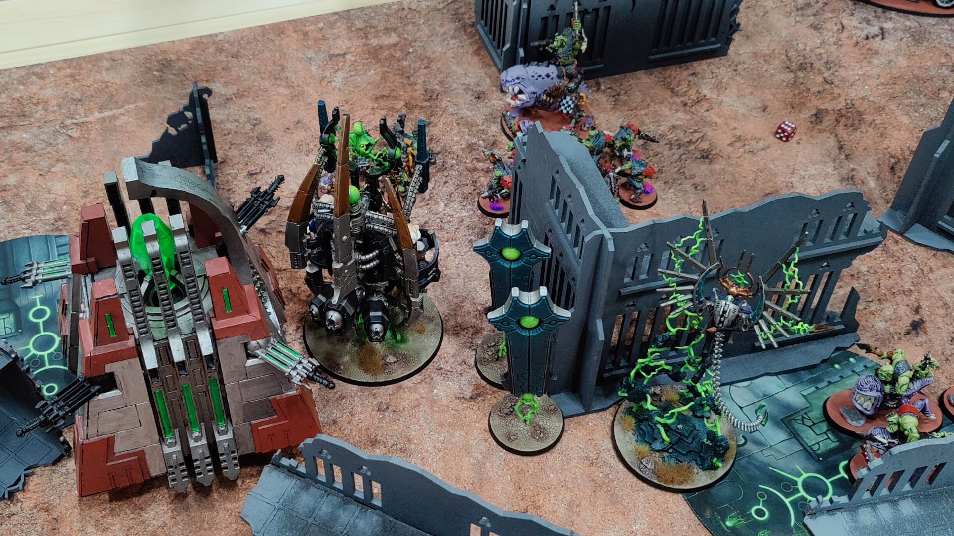 Les nécrons affrontent les orks sur le champ de bataille, en utilisant les règles de Warhammer 40,000 10th Edition