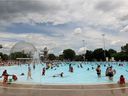 Des baigneurs se rafraîchissent au complexe aquatique du parc Jean-Drapeau en 2011.