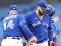 Alek Manoah des Blue Jays de Toronto est retiré du match par le gérant John Schneider.