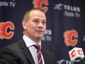 Le nouveau directeur général des Flames de Calgary, Craig Conroy, prend la parole lors d'une conférence de presse au Scotiabank Saddledome le mardi 23 mai 2023.