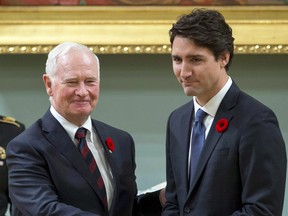 Le premier ministre Justin Trudeau serre la main du gouverneur général de l'époque, David Johnston.