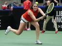 La Canadienne Rebecca Marino revient à la Belge Ysaline Bonaventure lors d'un match de qualification en simple pour la Coupe Billie Jean King à Vancouver le vendredi 14 avril 2023. Marino a battu l'Américaine Emina Bektas 6-4, 4-6, 7-6 (1) jeudi pour atteindre les quarts de finale au Rothesay Classic.