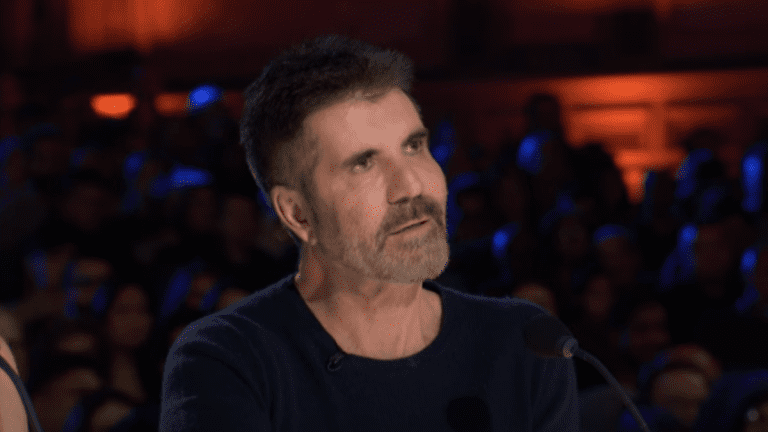 Simon Cowell looking at Putri Ariani singing on America