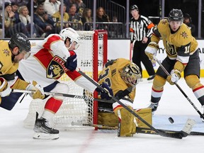 Adin Hill des Golden Knights de Vegas fait un arrêt contre Carter Verhaeghe des Panthers de la Floride.