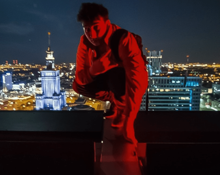 « Rooftopping » ne vaut pas le risque, disent les parents d’un jeune homme tombé d’un gratte-ciel de la ville