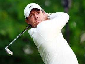 Rory McIlroy prend un swing.