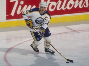 Alexander Mogilny des Sabres de Buffalo patine pendant un match.