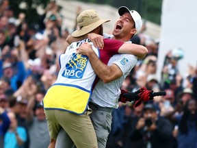 Nick Taylor célèbre avec son caddie.