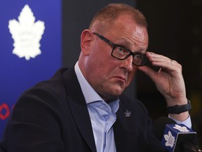 Brad Treliving, directeur général des Maple Leafs de Toronto, ajuste ses lunettes.