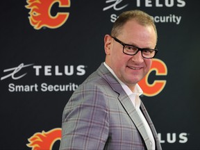 Le directeur général des Flames de Calgary, Brad Treliving, sourit après avoir parlé aux médias au Scotiabank Saddledome le jour de la date limite des échanges dans la LNH, le lundi 21 mars 2022.