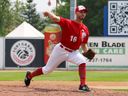 Le lanceur partant des Winnipeg Goldeyes Joey Matulovich effectue une livraison contre les RailCats de Gary SouthShore le 25 juin 2023 au Shaw Park de Winnipeg.  Matulovich a lancé six manches, n'accordant qu'un seul point, alors que Winnipeg a gagné 7-3.