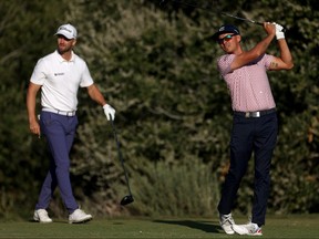 Wyndham Clark des États-Unis regarde Rickie Fowler des États-Unis jouer son coup sur le 12e tee lors du troisième tour du 123e US Open Championship au Los Angeles Country Club le 17 juin 2023 à Los Angeles, Californie.