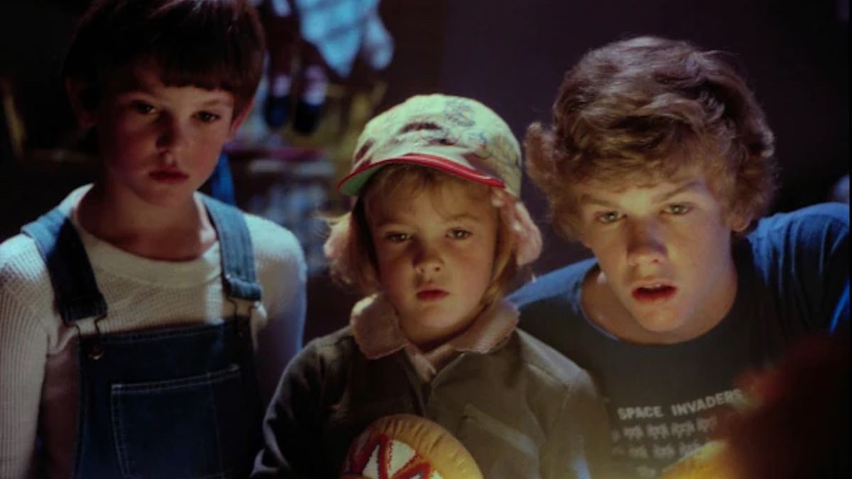 Henry Thomas, Drew Barrymore and Robert MacNaughton in E.T. 