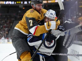 Le défenseur des Golden Knights Alex Pietrangelo utilise son cadre de 6 pieds 3 pouces et 215 livres pour écraser Blake Wheeler des Jets lors de la série éliminatoire de premier tour des équipes cette année.