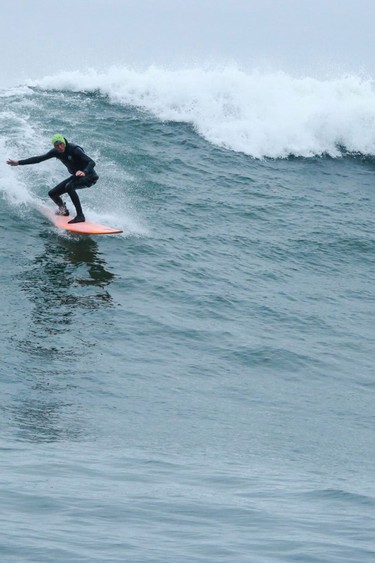 Lionel Conacher sortant d'une session de surf à Tofino, en Colombie-Britannique, sur la côte nord-ouest de l'île de Vancouver.  Surf Canada a son siège social à Victoria.