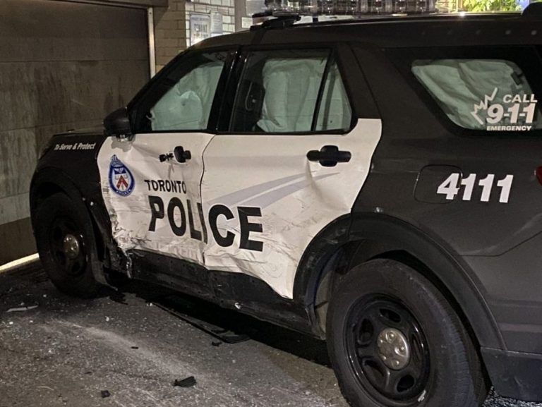 Suspects d’une voiture de police avec un véhicule volé à Scarborough: la police de Toronto