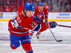 Cole Caufield des Canadiens poursuit sur un tir lors d'un match contre les Coyotes de l'Arizona à Montréal le jeudi 20 octobre 2022.