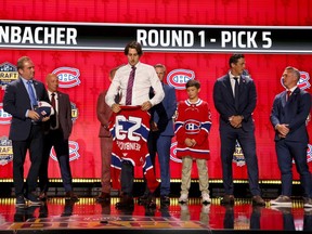 David Reinbacher a été sélectionné au cinquième rang par les Canadiens mercredi soir lors du repêchage de la LNH à Nashville, le premier défenseur sélectionné.