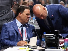 Le vice-président exécutif des opérations hockey des Canadiens, Jeff Gorton, et le directeur général, Kent Hughes, s'entretiennent lors du repêchage de la LNH 2022 à Montréal.