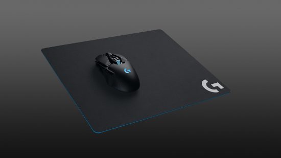 Comment nettoyer un tapis de souris : tapis en tissu Logitech avec souris sur le dessus