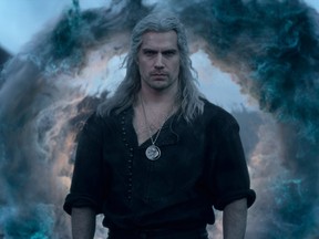 Henry Cavill fait ses adieux au héros aux cheveux argentés Geralt de Riv dans la saison 3 de The Witcher.