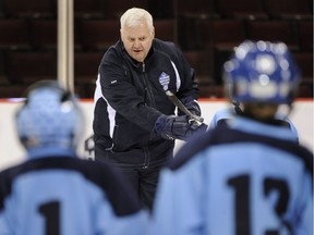 Ken Hitchcock, qui est toujours prêt à redonner à un jeu qui lui a tant apporté, dirige une clinique pour les jeunes au Pacific Coliseum le 2 décembre 2010.