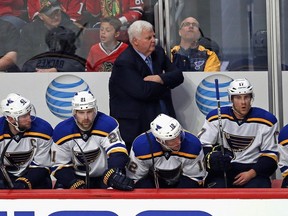 Ken Hitchcock a entraîné les St. Louis Blues et continue avec l'organisation à titre de consultant.