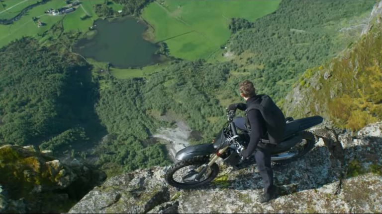 Tom Cruise a réalisé la plus grande cascade de Mission Impossible 7 le jour 1, au cas où il mourrait
