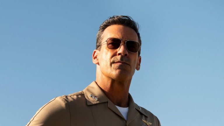  Top Gun: Jon Hamm de Maverick dit que les acteurs chevronnés disent souvent "F--k It" aux jeunes acteurs sur les plateaux de tournage.  Pas Tom Cruise
