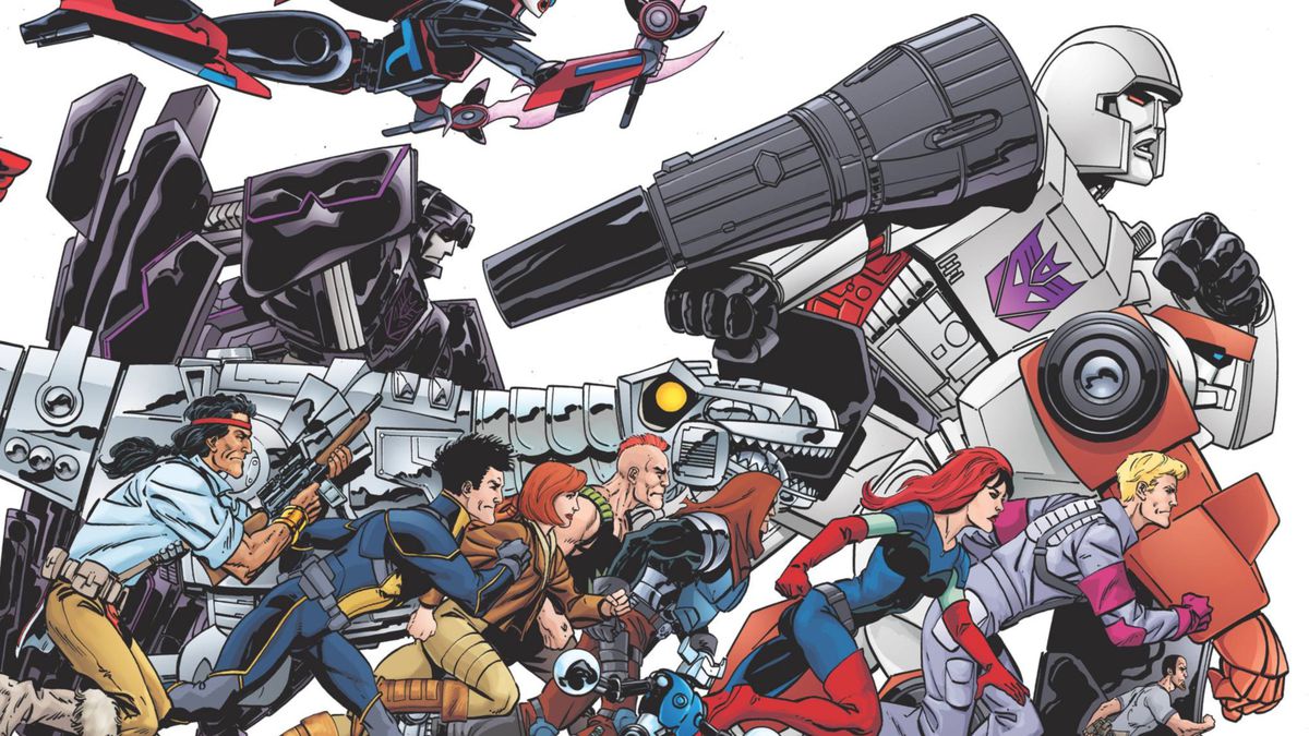 Détail d'une couverture alternative pour la bande dessinée croisée Transformers / GI Joe Revolution d'IDW, avec Megatron chargeant vers l'avant, entouré d'autres personnages des franchises GI Joe et Transformers