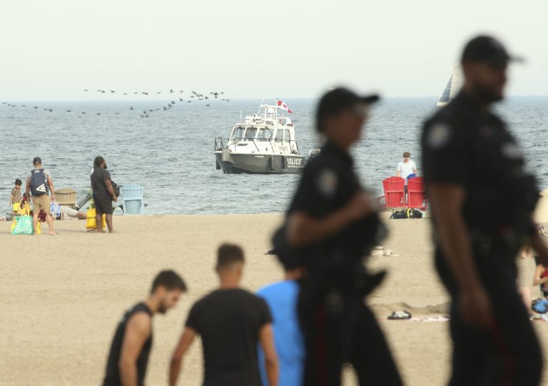 Trois filles et un garçon recherchés pour avoir poignardé à Woodbine Beach à Toronto