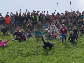 Les participantes s'affrontent dans la course de descente féminine lors du concours Cheese Rolling