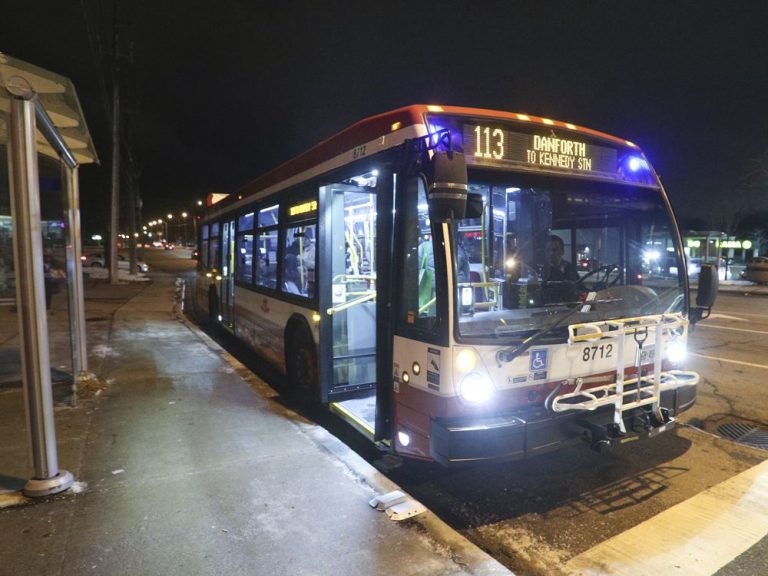 Un adolescent accusé d’avoir déclenché des feux d’artifice dans un bus bondé à Toronto: la police